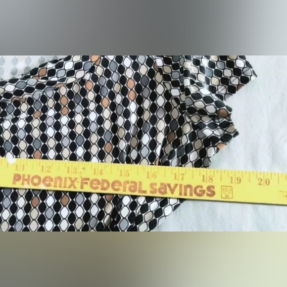 Women's Blouse Sz Med Belted Geometric Pattern East 5th Excellent Condition - Picture 5 of 5